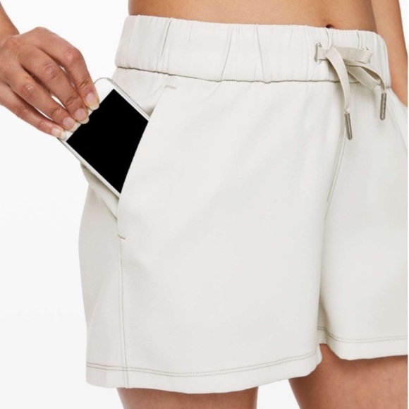 Lululemon On The Fly Woven 2.5” Shorts Silverstone Size 12 - Picture 1 of 14